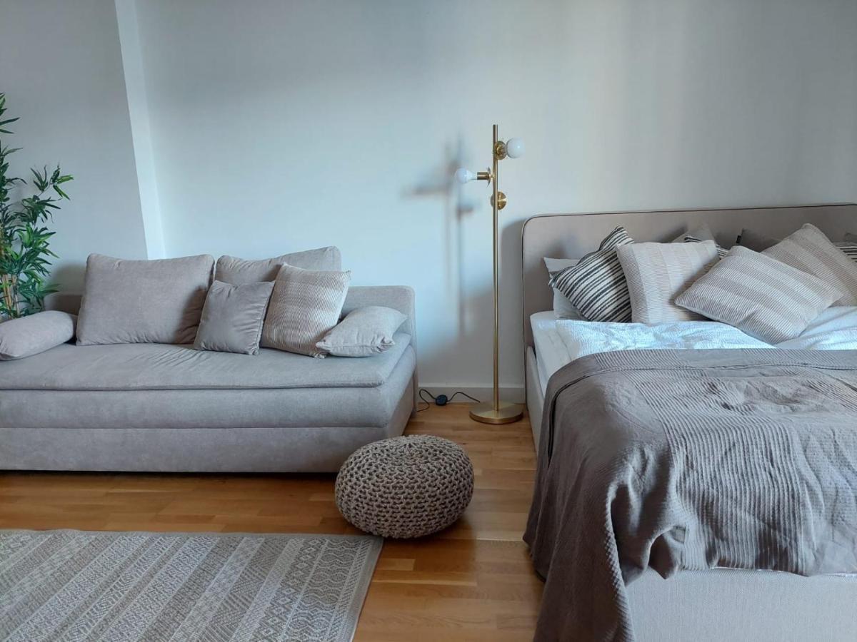 Balcony Apartment, 5 Min Walk To First District Apartment Wien